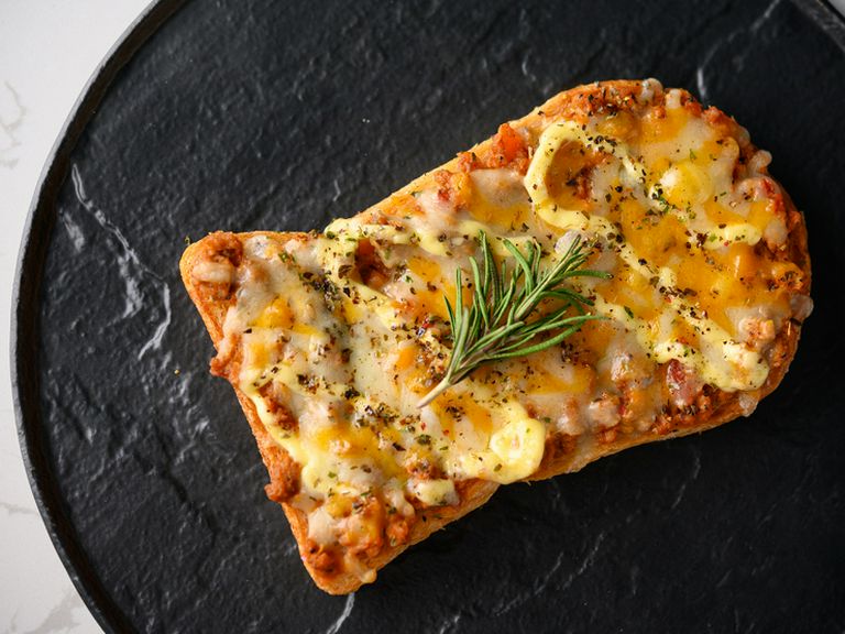 オープンサンド オリジナルミートソース+マヨネーズ+チーズ