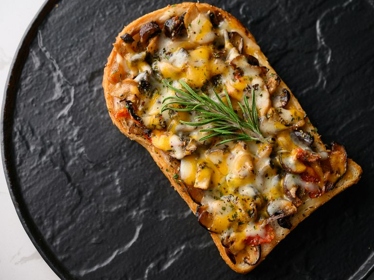 ヘルシーさでダントツ人気No.1!『オープンサンド マッシュルーム+キノコ+トマト+チーズ』