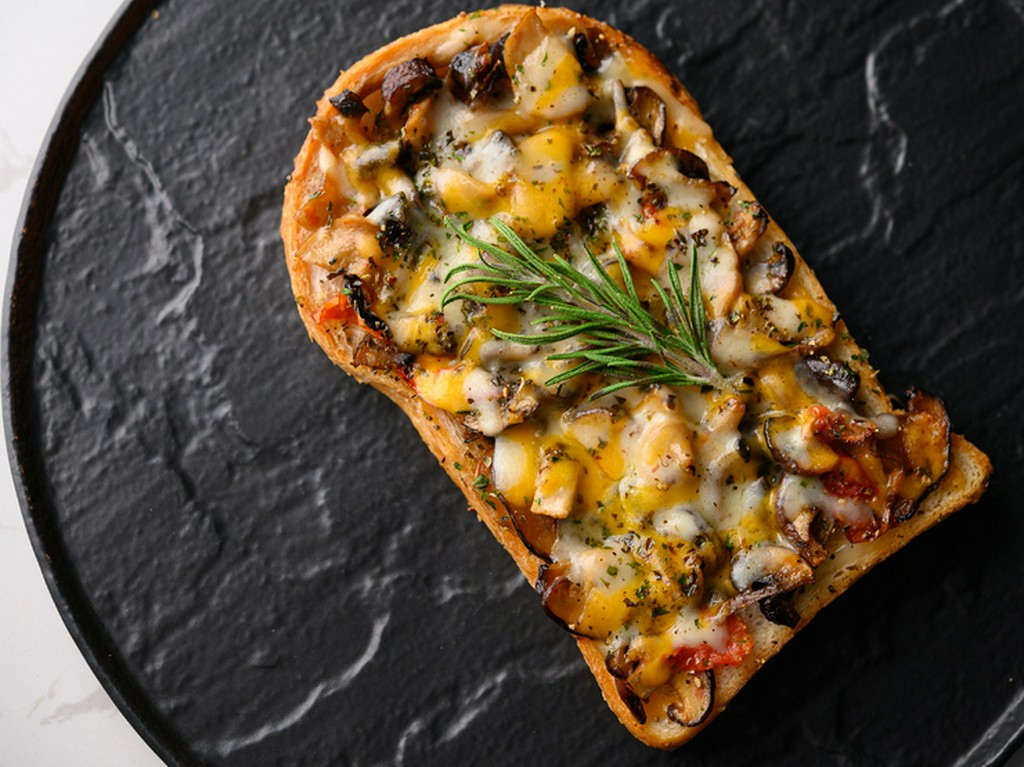 ヘルシーさでダントツ人気No.1！『オープンサンド　マッシュルーム＋キノコ＋トマト＋チーズ』