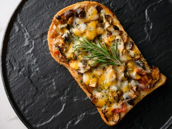 ヘルシーさでダントツ人気No.1！『オープンサンド　マッシュルーム＋キノコ＋トマト＋チーズ』