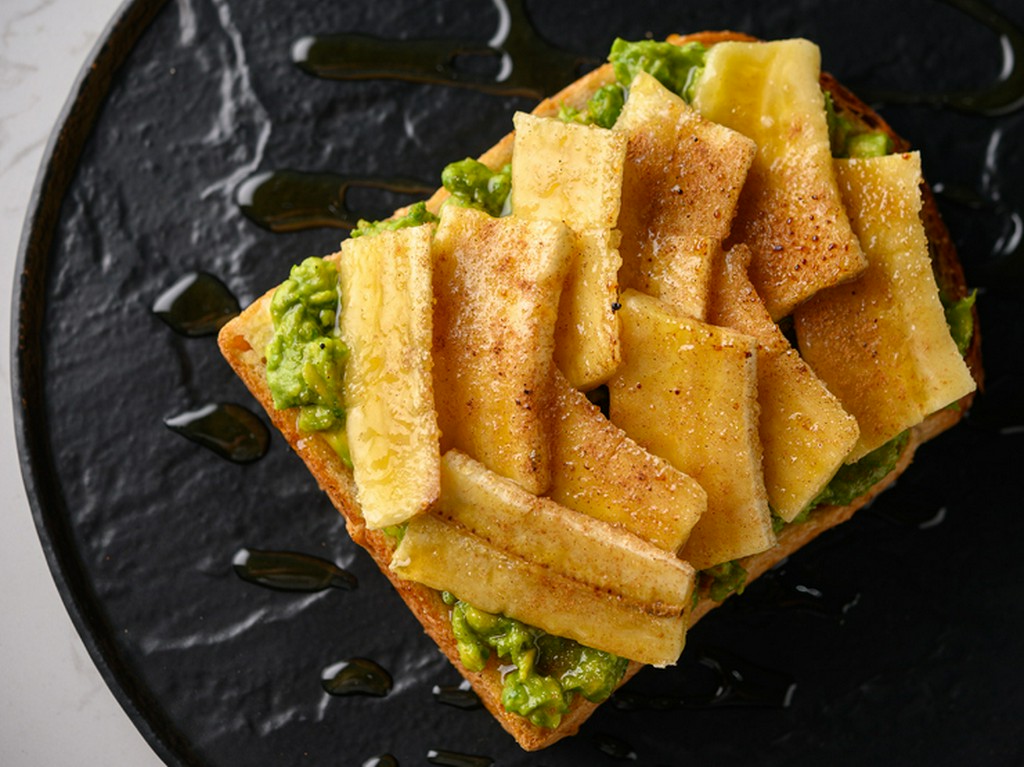 オープンサンド　バナナ＋アボカド＋ハチミツ＋シナモン