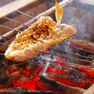 店主の他力野氏のモットーは、「できたて」の料理の提供。切りたて、焼きたて、炊きたてなど、できたての皿が巧みな緩急で供され、料理を通して季節の詩情や産地の風景に包まれるかのよう。格別の食体験に憩えます。