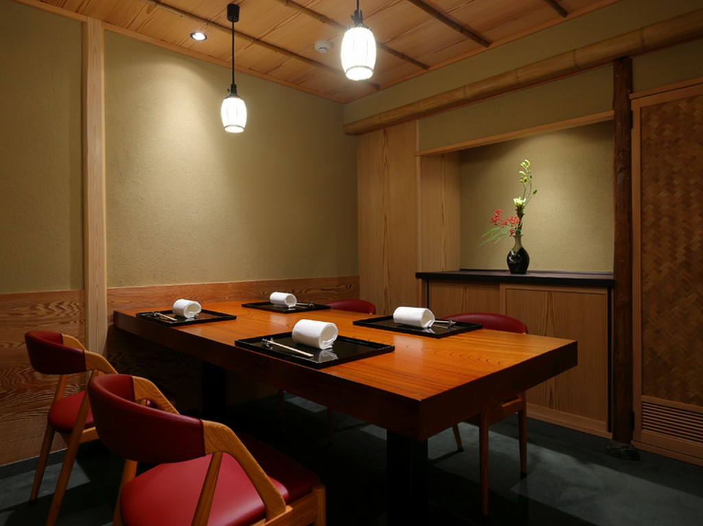 落ち着いた設えの完全個室があり、幅広いシーンで頼りになる