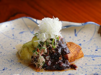 圧巻の旨みに驚く！季節の滋味があふれる『旬野菜の窯焼き』