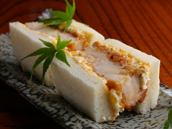 プリプリの食感と旨みにうっとり！『伊勢海老のカツサンド』