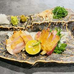 朝挽き鶏のタタキを食べ比べ『タタキ二種盛合せ』