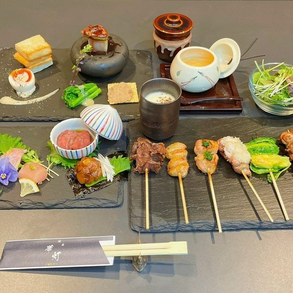 焼物7種に加え、季節のスープや前菜、デザートが味わえるコースに、地鶏を使った刺身盛りがついたコース。