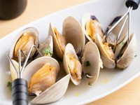 千葉県産のホンビノス貝は、肉厚でぷりぷり。濃厚な旨みがたっぷりで、人気の食材です。シンプルながらも白ワインを効かせ、ビストロ風に仕上げた人気メニューです。