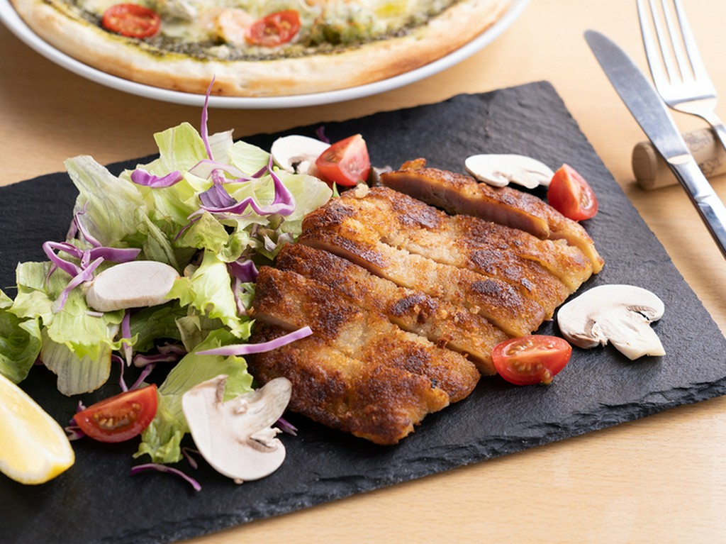 千葉県産のブランド豚「恋する豚」を使用『千葉県産　恋するカツレツ　サラダ仕立て』