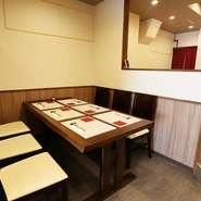 ６名様用テーブル席１卓ございます