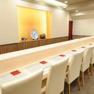 ゆっったりとお座りいただけるカウンター席は８席です