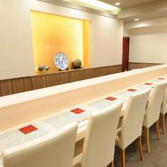 カウンター席のデートで、鮨店の醍醐味を感じられる