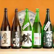 四季折々の季節限定酒を始め、ちょっと珍しい日本酒、2～3名にお得な飲みきりサイズの四合瓶などを仕入れています。度々入れ替えが行われ、様々なシーンに合わせて楽しめます。