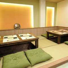 鮨や会席料理に舌鼓。ゆったり過ごせる掘りごたつ席