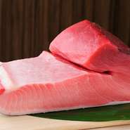 人気の鮪を筆頭に、さまざまなネタが用意されます。大きな塊で仕入れ、部位ごとに切り分ける鮪は鮮度も抜群。ときには、自分自身のご褒美で一人訪れてみてはいかがでしょうか。