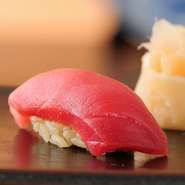 ・握り10貫/例:ケンサキイカ、白身昆布〆、赤身漬け、トロ、小肌、ノドグロ、アワビ肝ソース、車海老、穴子食べ比べ（季節や仕入れによって変動することがございます）・巻物・玉子・茶碗蒸し・椀物・甘味