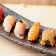 ・前菜盛合せ(例:バイ貝旨煮、太刀魚塩焼き、煮凝り)・お造３種盛り(例:マグロ、白身、炙り物)・茶碗蒸し・本日の一品・握り５貫/例:白身昆布〆、赤身漬け、車海老、喉黒、煮アナゴ・椀物・甘味
