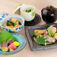 ＜料理メニュー一例＞・前菜盛合せ・造り２種/本マグロ、真鯛の湯引き・本日の一品・握り10貫/糸切りケンサキイカ、白身昆布〆、赤身、トロ、小肌、ノドグロ、アワビ、煮ホタテ、穴子、ウニ・茶碗蒸し、椀物、甘味