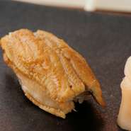 国内産で身が大きく、厚みのある穴子を使用。店内で一から捌き始め、小骨が残らなくなるまで丁寧に処理をしていきます。白煮と黒煮に分け、ふっくら煮詰めた穴子を使った絶品鮨。