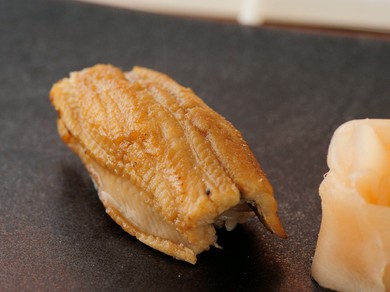 国産穴子を使い、最後のひと刷けは自家製のツメ『煮穴子』