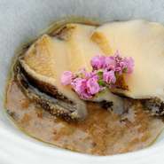 3時間かけじっくり火を通した活鮑は、とても柔らかく自家製肝ソースといただきます。鮑を食べ終えた後は、肝ソースにシャリを絡めてリゾット風に。2種の料理を同時に楽しめます。