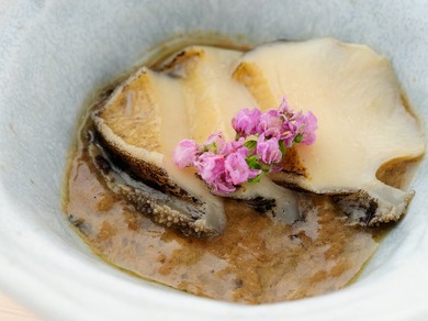 鮑も肝ソースも、最後まで味わいつくす『活鮑の肝ソース』