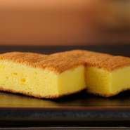 昔から伝わる製法でつくられた『玉』は、どこか懐かしく優しい舌触り。口の中に含むと、すっと淡雪のように溶けていきます。コースの最後を飾る一品に、相応しいメニューです。