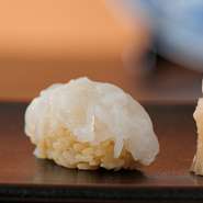 握り・鮨/8貫
(例:ケンサキイカ、白身昆布〆、赤身漬け、青物、炙り物、煮アナゴ、巻物、玉)
茶碗蒸し
(例:ハモ銀餡茶碗蒸し)
椀物
(例:魚出汁の煮麺)
