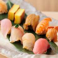 握り・鮨/10貫
(例:ケンサキイカ、白身昆布〆、赤身漬け、トロ、青物、炙り物、煮アナゴ、車海老、巻物、玉)
椀物
(例:魚出汁の煮麺)