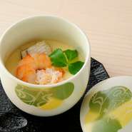 本日の前菜
握り・鮨/１０貫
(例:ケンサキイカ、白身昆布〆、赤身漬け、中トロ、青物、炙り物、煮ホタテ、煮アナゴ、巻物、玉)
茶碗蒸し
(例:ハモ銀餡茶碗蒸し)
椀物
(例:魚出汁の煮麺)
デザート