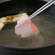 味付けは、化学調味料を一切使わず天然素材のみにこだわります。しゃぶしゃぶの出汁と金目鯛、添え野菜のコラボレーションを堪能。薫りも味も、ワンランク上に仕上げられています。