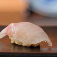 魚は、その種類ごとに脂の乗り方や身の締まり方が異なります。そのため、水を抜く時間や、昆布〆で旨みを浸透させる時間、また昆布〆に使う昆布など、素材に合わせながら使い分けています。