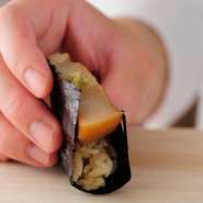 訪れた人たちの年代や間柄によって、【ゆのか】を使用する目的は変わるはず。料理人は、それぞれの人たちに合わせた配慮を心がけています。会話や雰囲気を壊さないよう、一人一人と真摯に向き合うことを大切に。