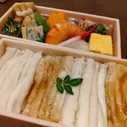 肉厚あなごを２種類の味付けで煮込んだ２種アナゴ重とお惣菜をセットにした折り詰めです。テイクアウトのお時間は、11：30～20：00になります。完全予約制となりますので、前日の１２時までにお願い致します。