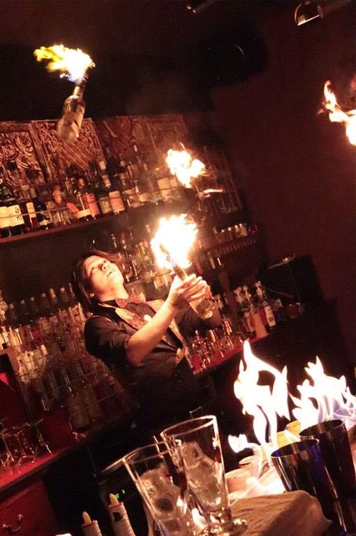 皆の視線を釘づけにする煌びやかなフレアーショーを開催