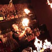 皆の視線を釘づけにする煌びやかなフレアーショーを開催