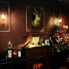 絵画やオブジェの質感や色合い角度まで緻密な計算のもとで配置