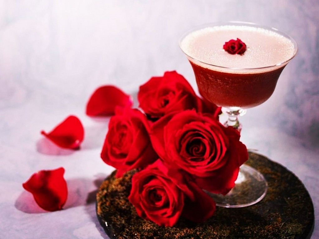 記念日や誕生日に可憐に彩る、バラの香り広がるカクテル