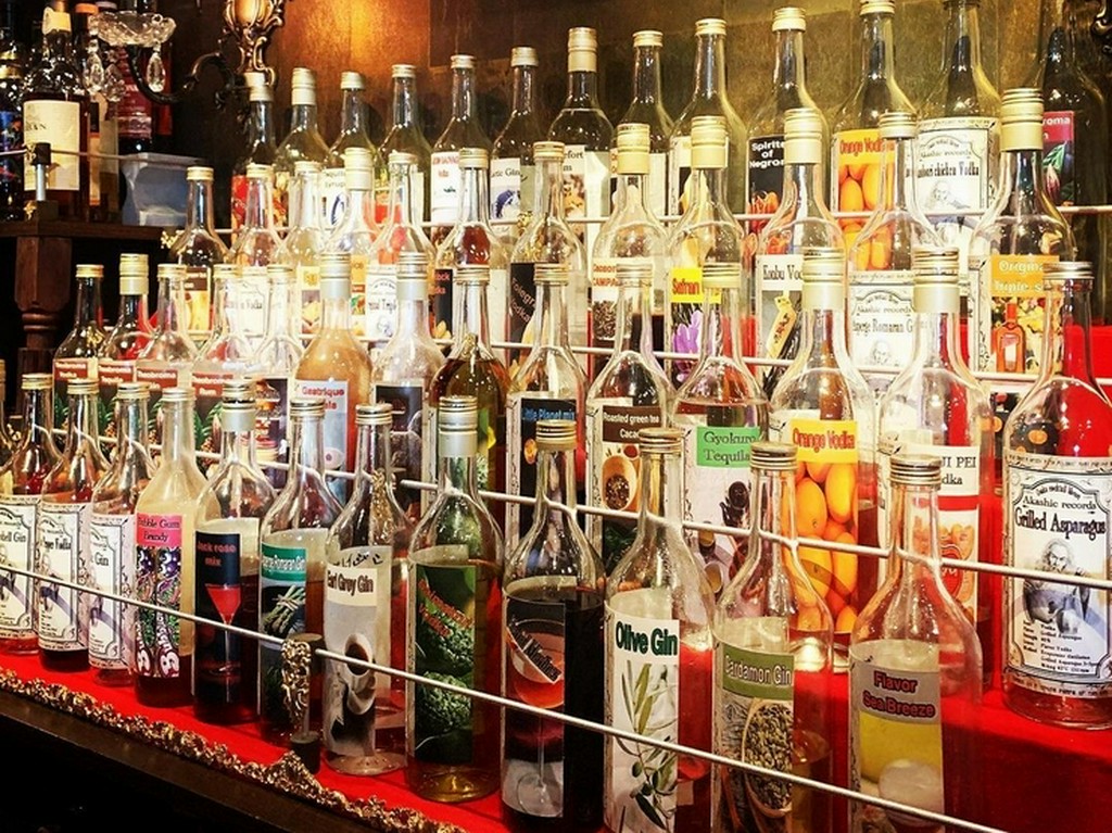 おびただしい本数、驚くべき種類のお酒が並ぶバックバー