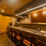 外観の高級感とは裏腹に、リーズナブルな価格とカジュアルさで、気軽に足を運びやすい印象のお店。憩いのカウンター全13席からなる店内は、お一人様での利用もオススメです。