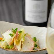 ワインはエチケットの可愛いらしいものを中心としたラインナップ。こちらも産地ではなくオススメという視点で厳選しているとのこと。ビールなどの定番も各種取り揃えているので気に入ったドリンクで乾杯してみては。