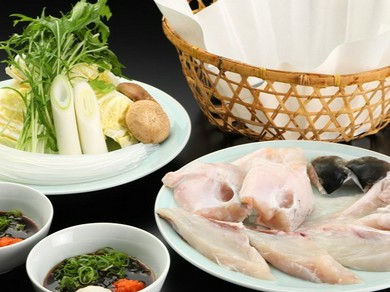 みんなで鍋料理を囲んで、和やかなひとときを