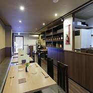 板橋区役所から程近い場所に店を構える【旬彩旬魚　彩り】。清潔感あふれる店内にはカウンターとテーブルが全30席。気軽なランチやお疲れさまの一杯、家族そろっての食事など幅広いシーンで利用できます。