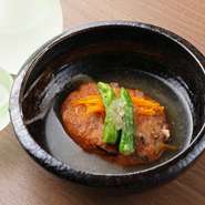 和食を中心に多彩なメニューがそろい、〆の一品には『焼ラーメン』や『深川茶漬け』などのご当地グルメも。子どもと食卓を囲みながら、パパはお酒を楽しむ…。家族みんなが満足できるお店です。