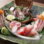 新鮮な魚介を盛り合わせた『お造り』はゲストの支持を集める人気メニュー。時間があれば豊洲市場を訪れ、店主自ら素材を見極めているそう。何をいただけるかはその日のお楽しみです。
