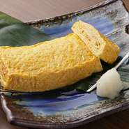丁寧に取ったかつお出汁に新鮮な卵を加えて焼き上げた店主自慢の一品です。卵が固まるギリギリまで出汁を入れているため、風味豊かでやさしい味わい。大根おろしを乗せたら、熱々をいただきましょう。
