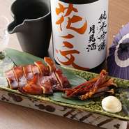 奈良漬からインスピレーションを得て生み出された一品です。あたりめの足と身を切り分けたら、日本酒で伸ばした酒粕に漬け込むこと一週間。軽く炙れば芳醇な香りが立ち、やわらかな食感が楽しめます。