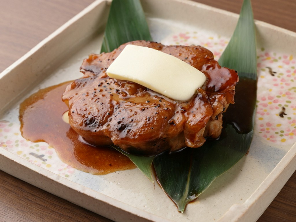 食べごたえ抜群！バター醤油で味わう『鮪テールステーキ』