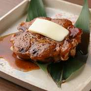 鮪の尾の身を3cmほどの厚さにカットし、フライパンで蒸し焼きに。程よく火を入れることでスジの部分がとろけるような食感になり、身はふっくらとやわらか。バターを溶かしつついただけば、格別の味わいです。