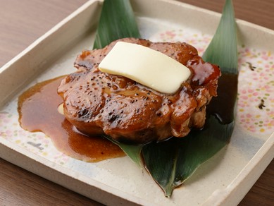 食べごたえ抜群！バター醤油で味わう『鮪テールステーキ』